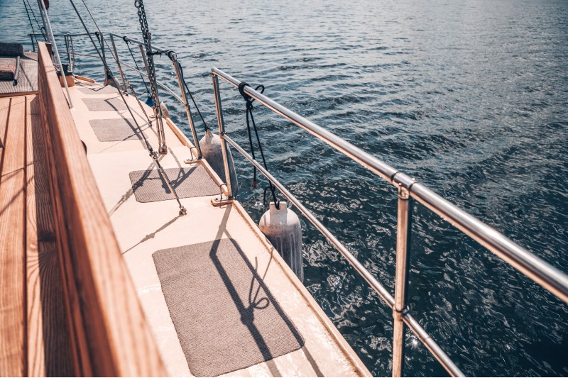2 Ways to Add an Organic and Natural Element to Your Boat’s Flooring